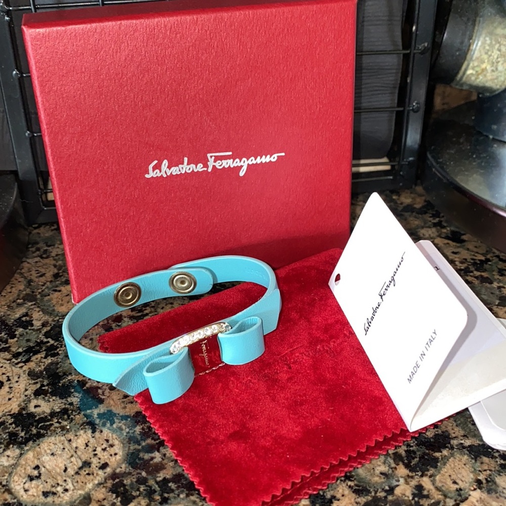 SOLD‼️NEW! SALVATORE FERRAGAMO VARASTR CUFF BRACELET 💕 - Picture 9 of 10